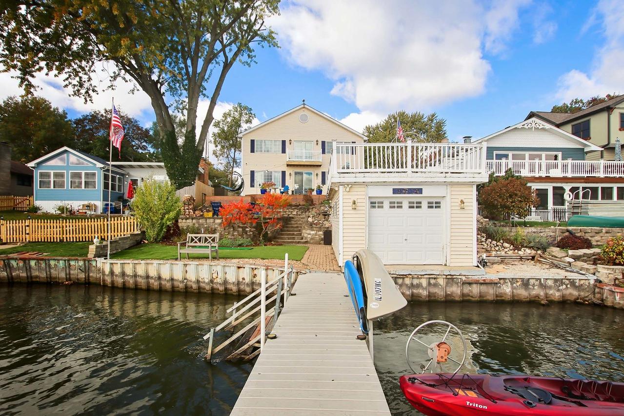 3704 W Lake Shore Dr., Wonder Lake, IL 60097