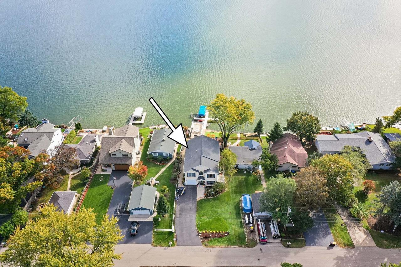 3704 W Lake Shore Dr., Wonder Lake, IL 60097