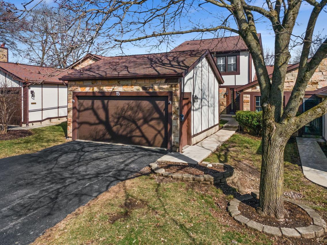 15 White Oak Cir., St. Charles, IL 60174