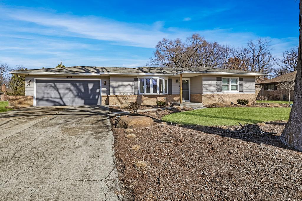 17528 Woodbrook Ln., Lockport, IL 60441