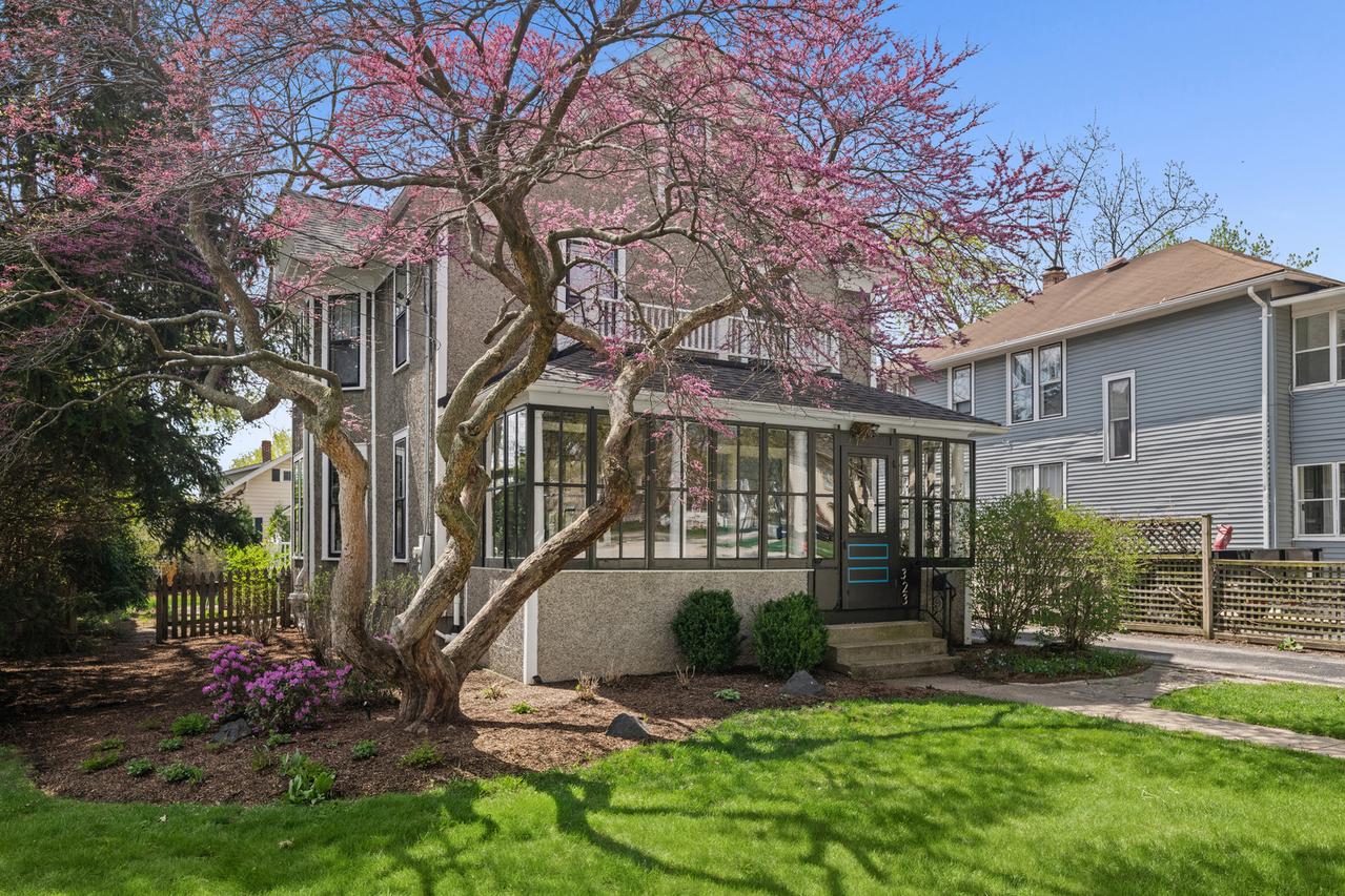 323 W Maple Ave., Libertyville, IL 60048