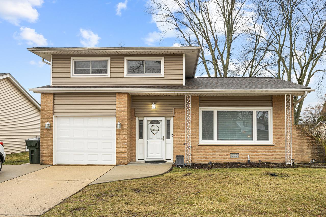 1811 Azalea Ln., Mount Prospect, IL 60056
