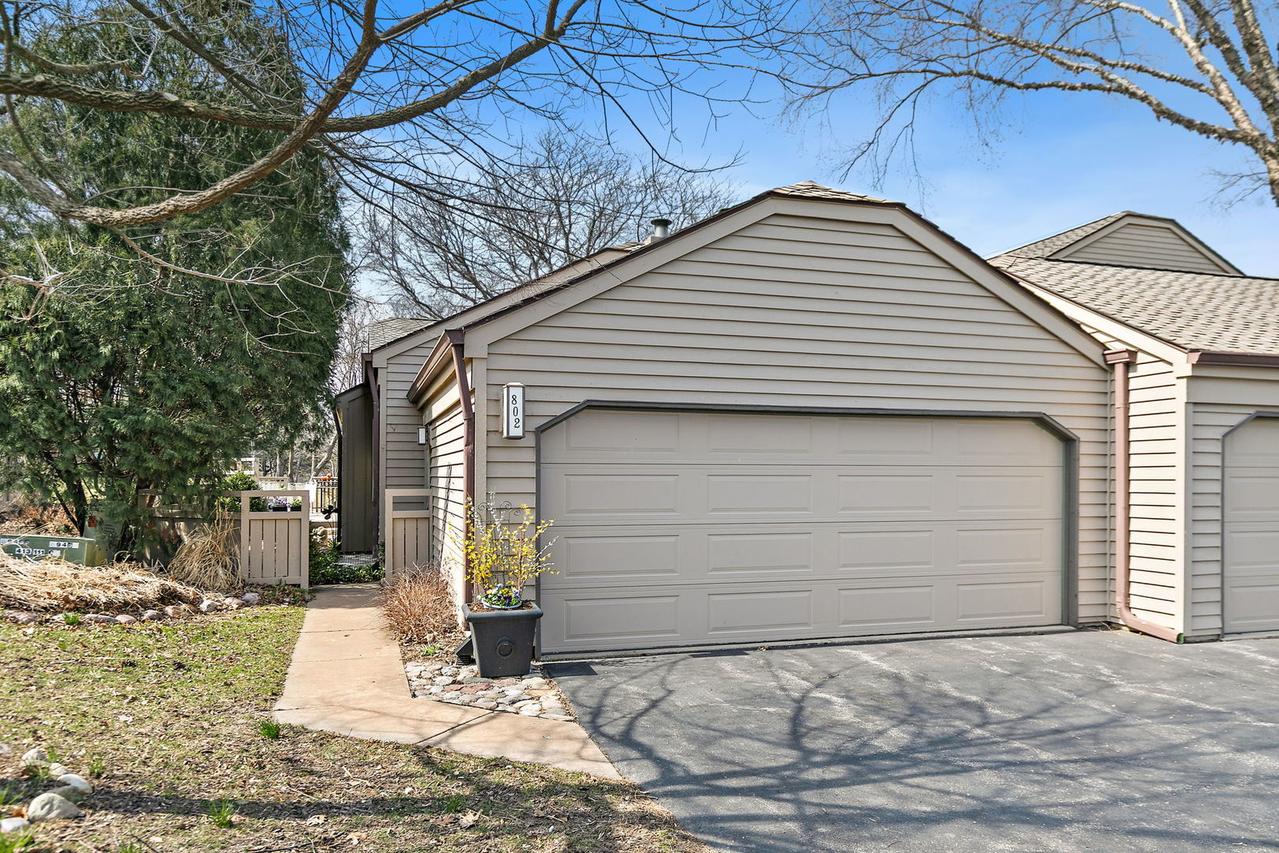802 Shoreline Rd., Lake Barrington, IL 60010