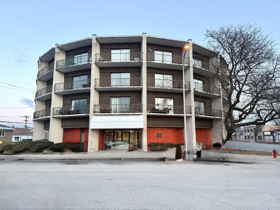 3900 W 95th St. #305, Evergreen Park, IL 60805