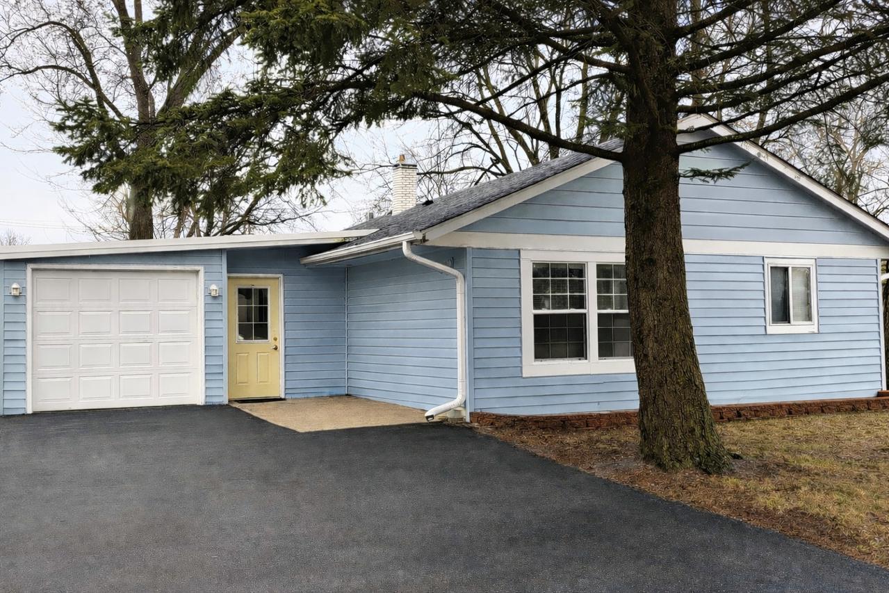 11 Helm Rd., Carpentersville, IL 60110