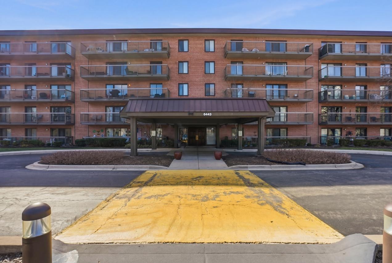 6443 Clarendon Hills Rd. #402, Willowbrook, IL 60527