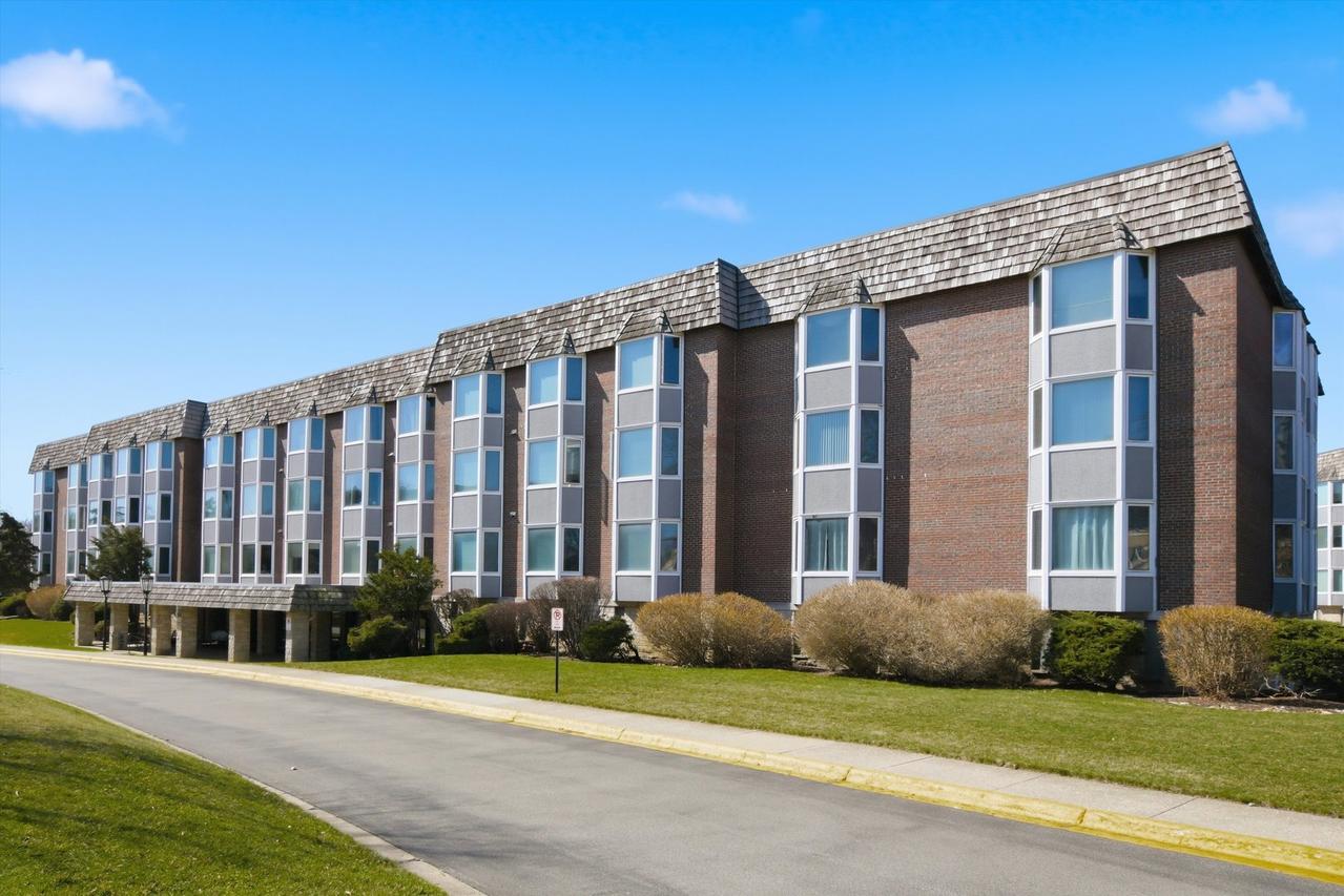 400 Ascot Dr. #1E, Park Ridge, IL 60068