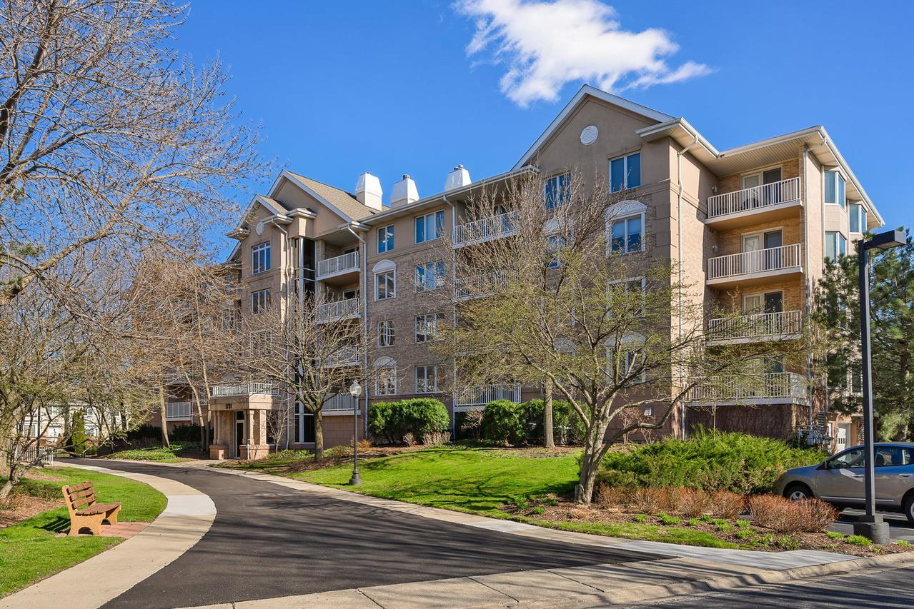1731 Pavilion Way Way #405, Park Ridge, IL 60068