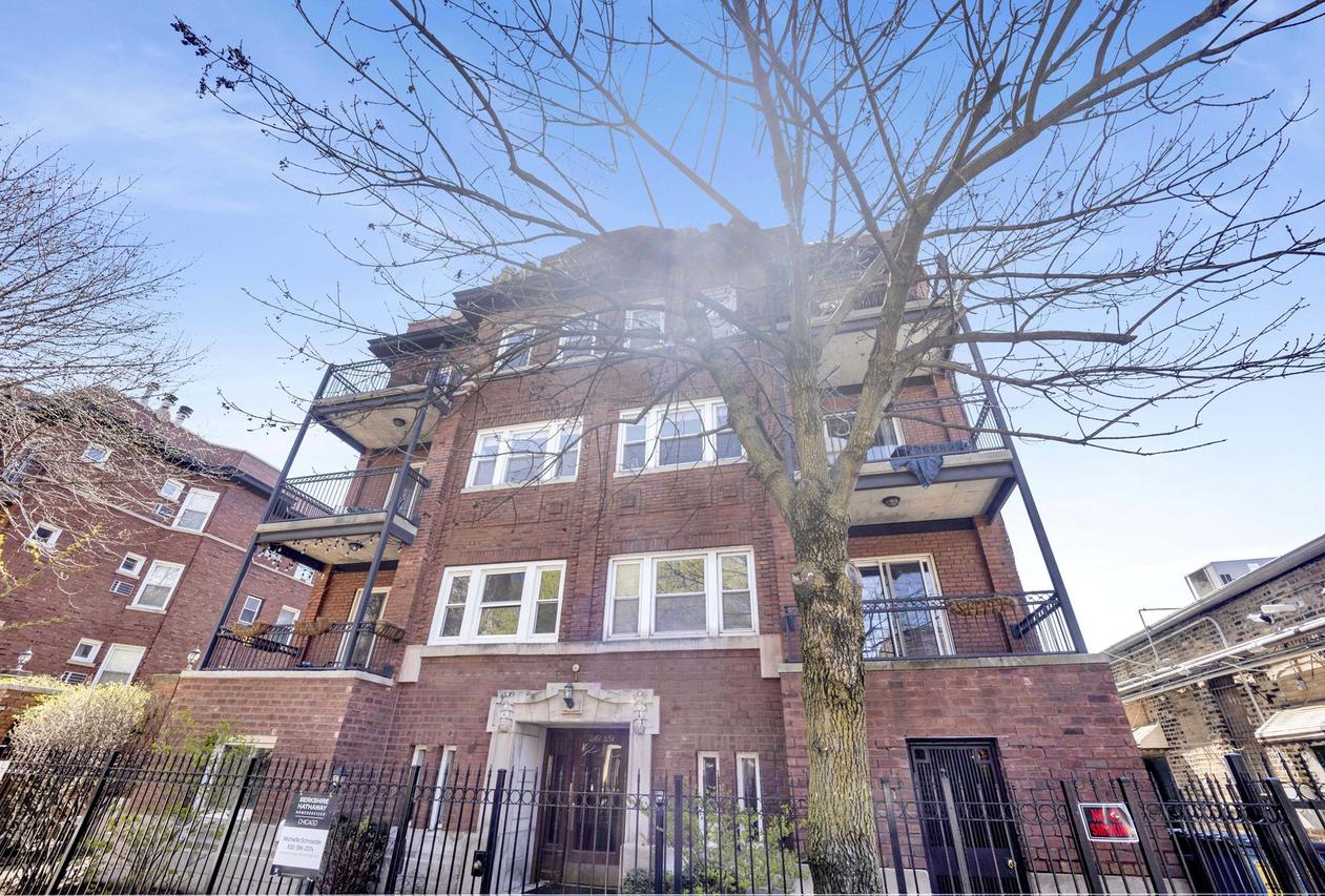 851 W Belle Plaine Ave. #2W, Chicago, IL 60613