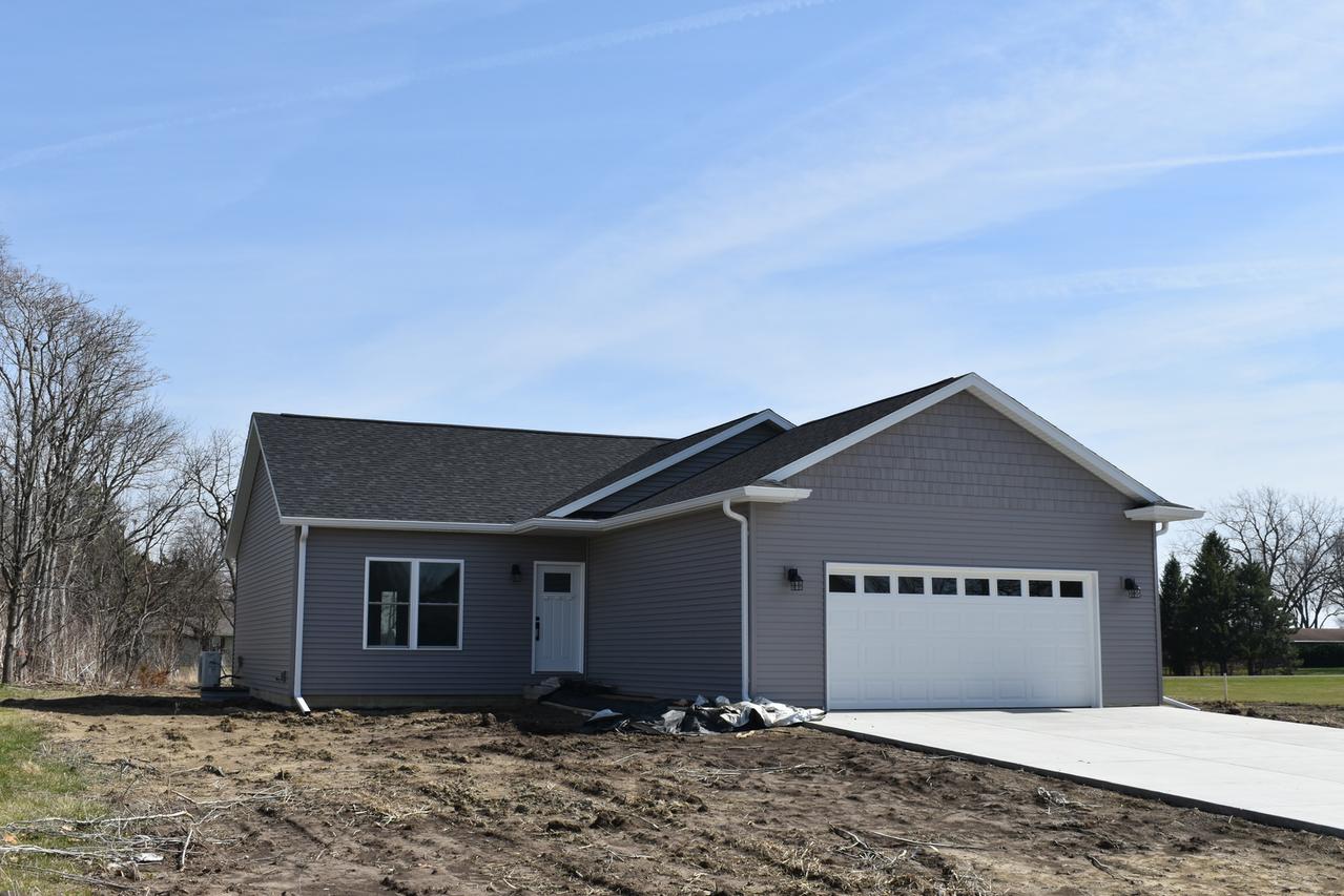 225 S Pine St., El Paso, IL 61738