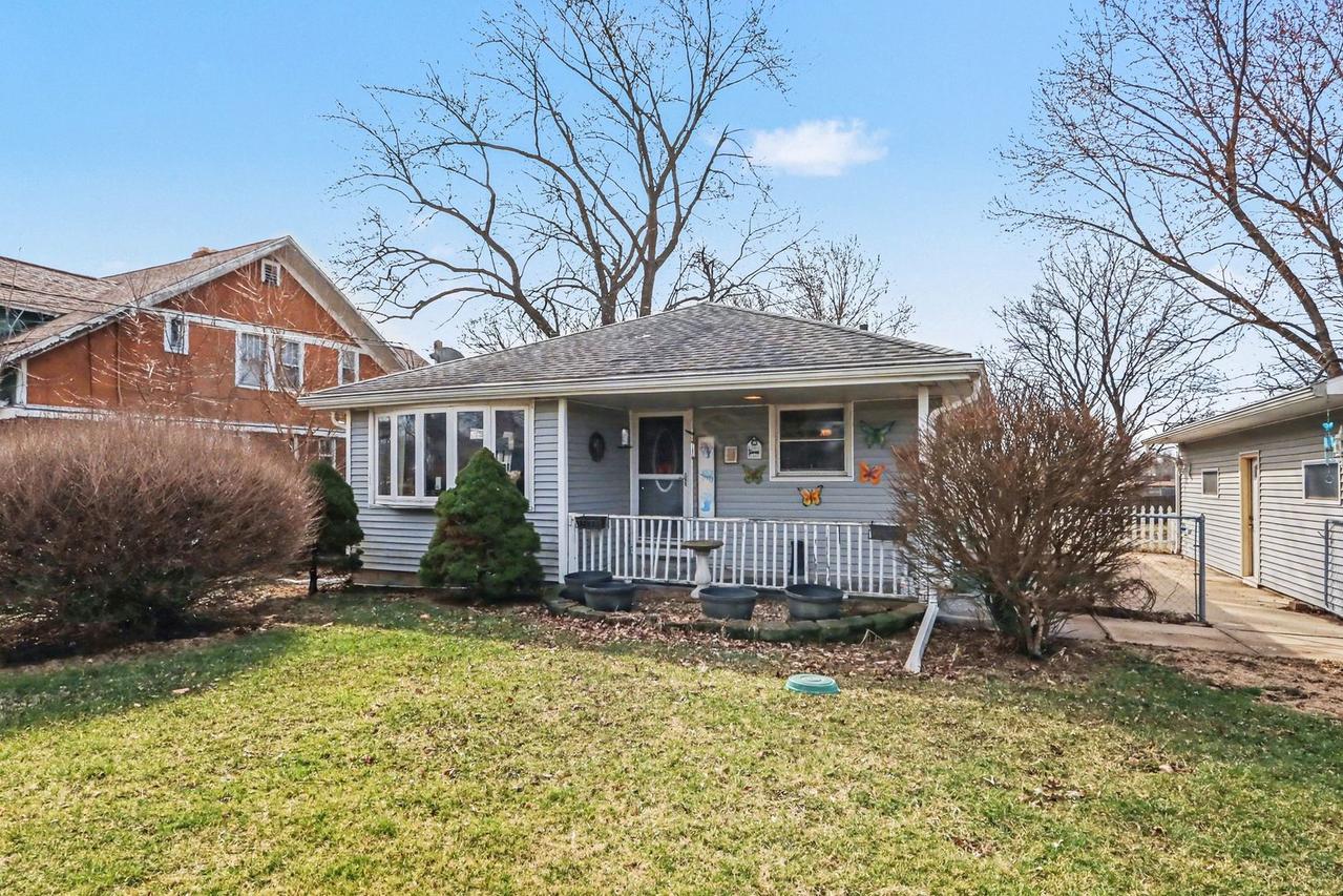 900 Old Indian Tr., Aurora, IL 60506