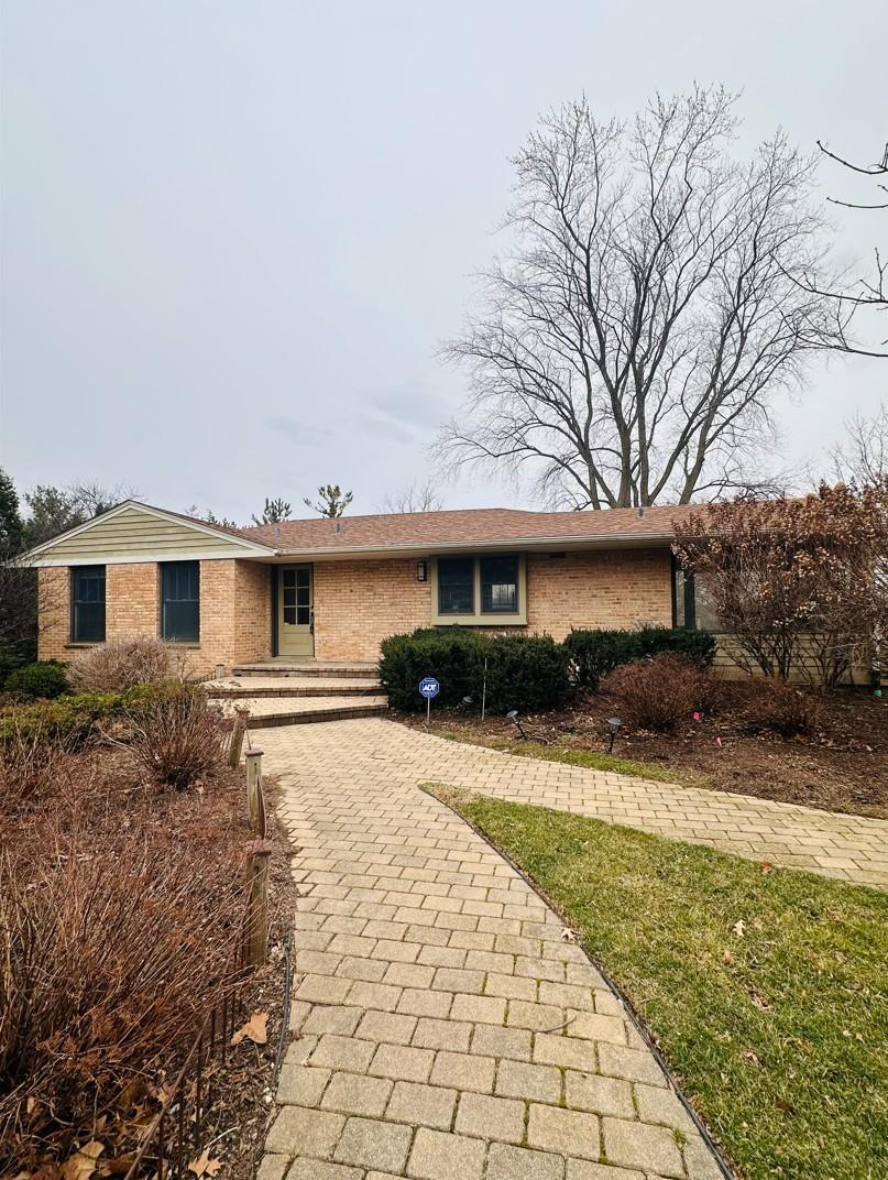 635 Signal Hill Rd., North Barrington, IL 60010