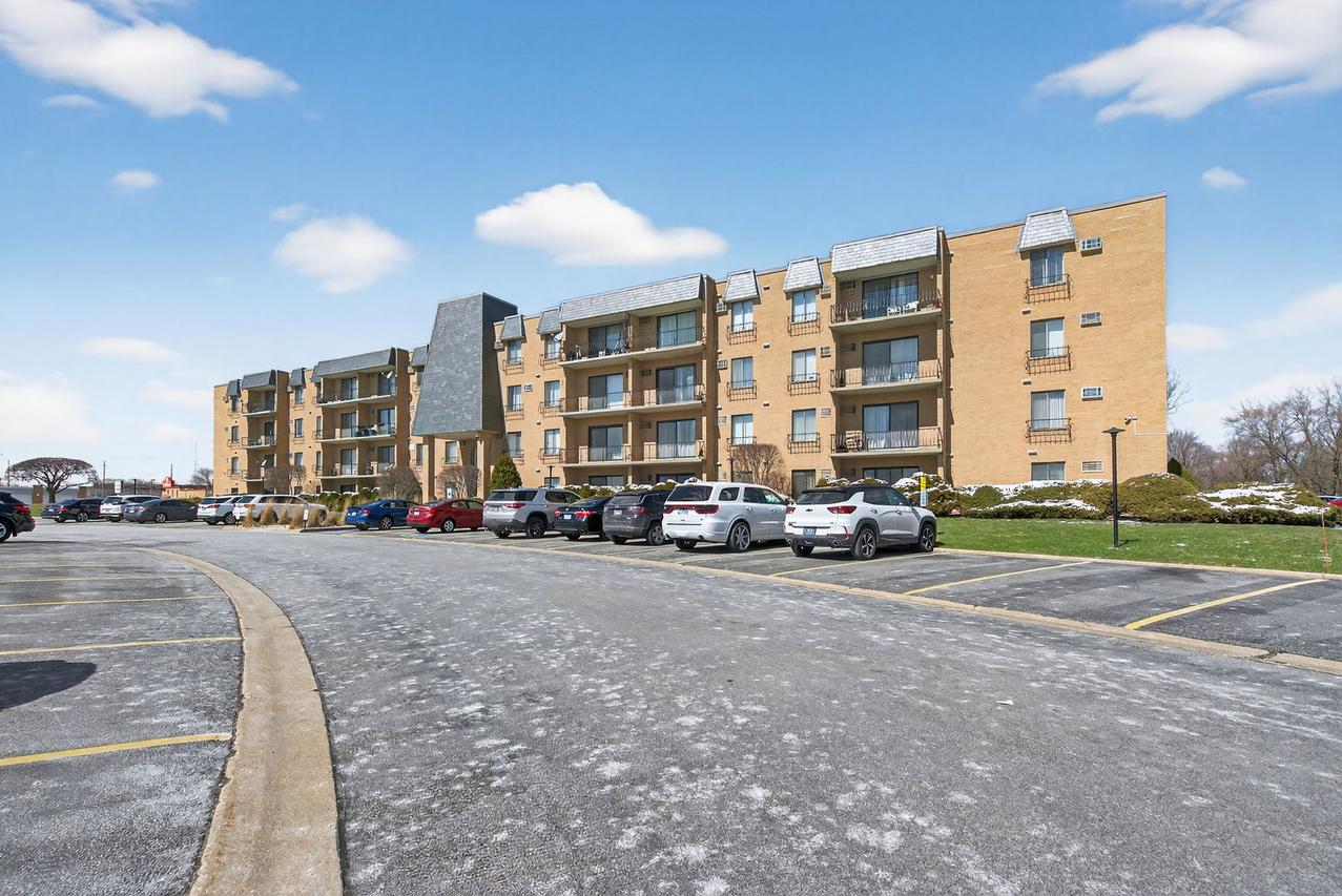 931 W Arquilla Dr. #415, Glenwood, IL 60425