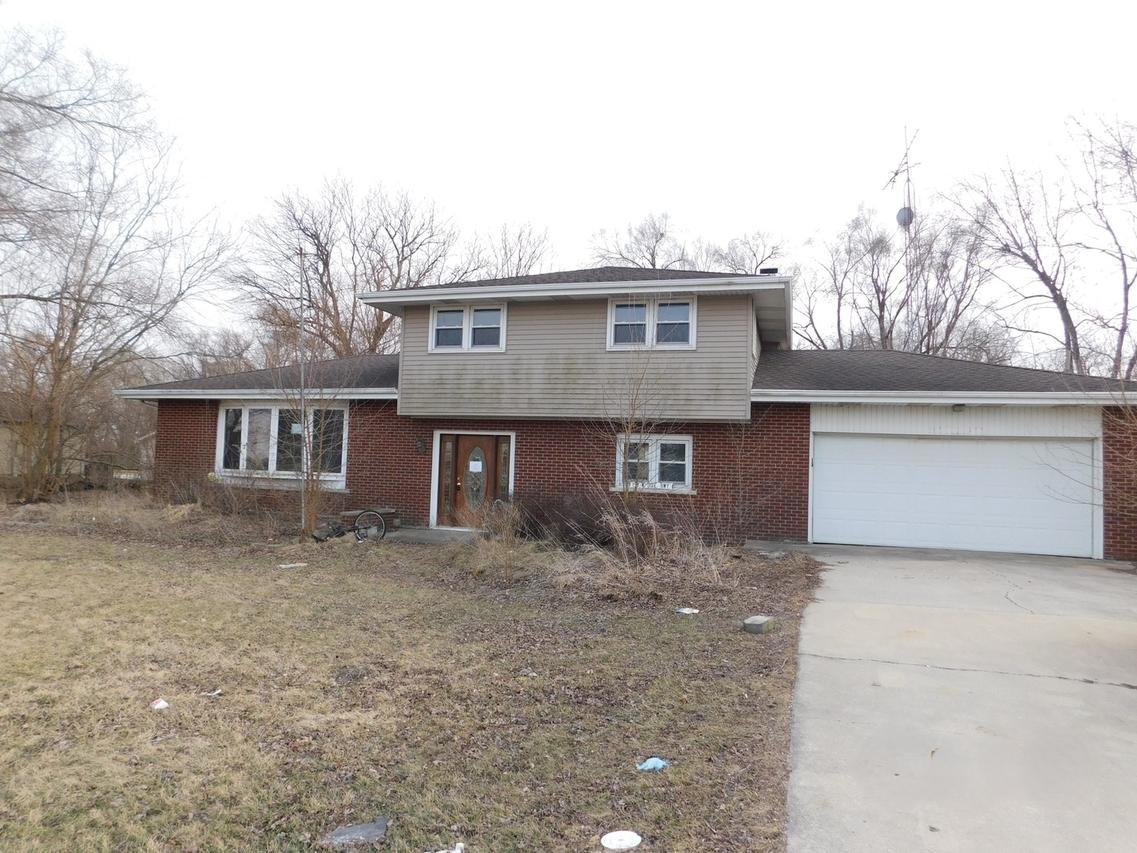 150 W Dixie Hwy., St. Anne, IL 60964