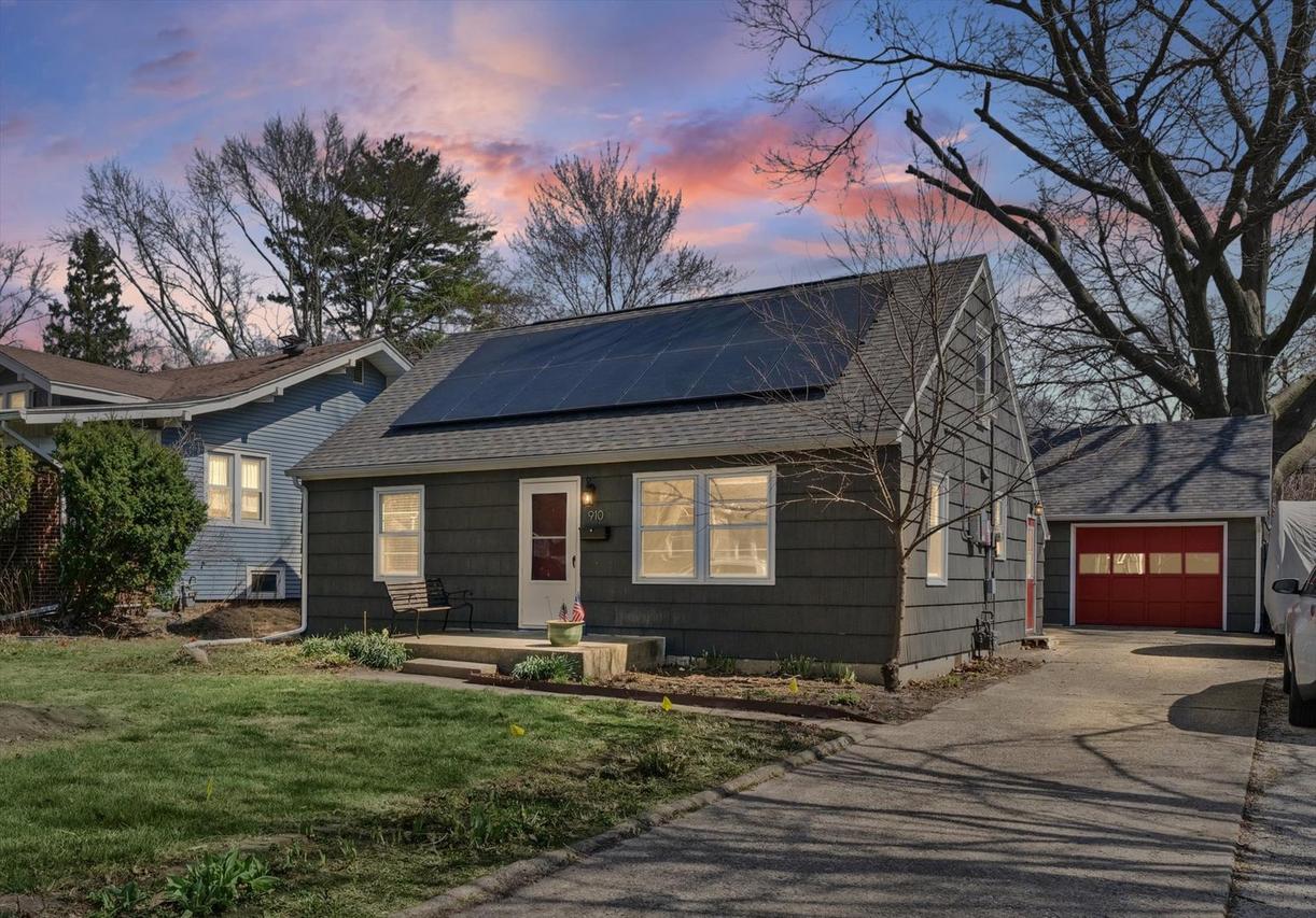 910 S Lynn St., Urbana, IL 61801