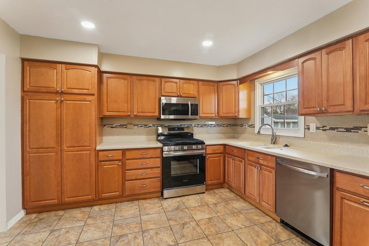 1903 Hazelwood Dr., Lindenhurst, IL 60046