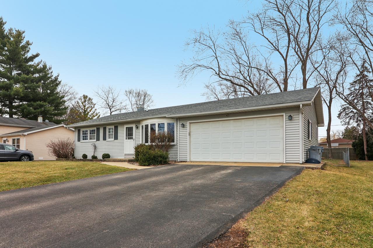 1903 Hazelwood Dr., Lindenhurst, IL 60046