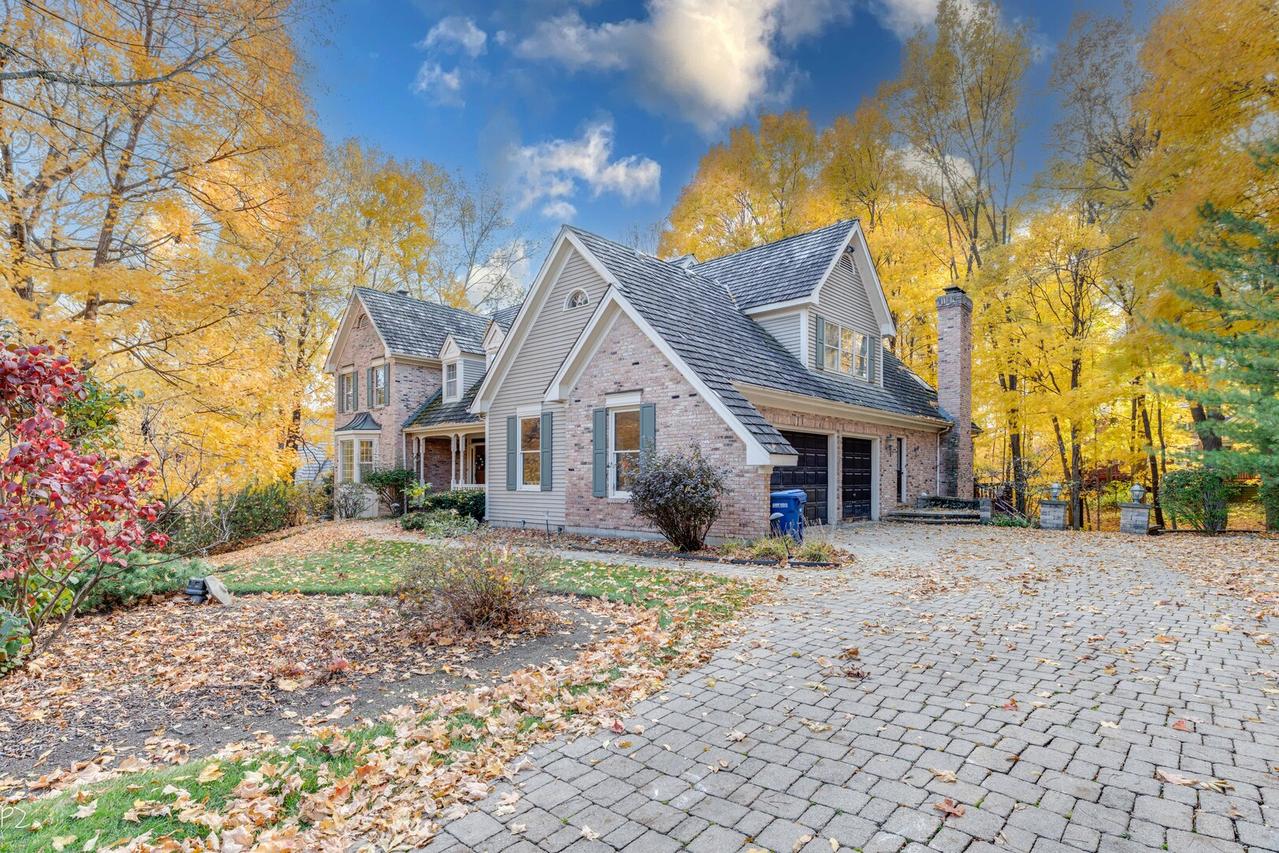 813 Fox Glen Dr., St. Charles, IL 60174