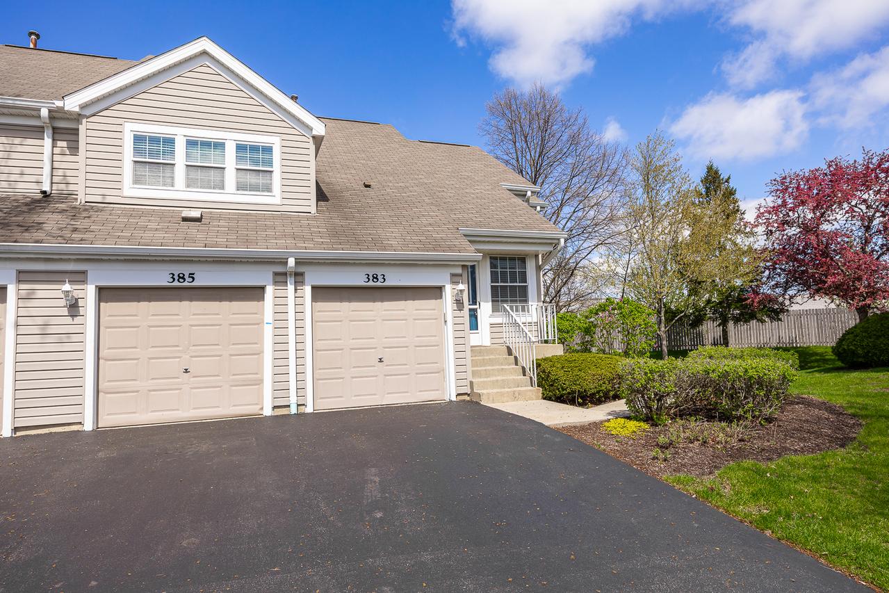 383 Wexford Ct., Carol Stream, IL 60188