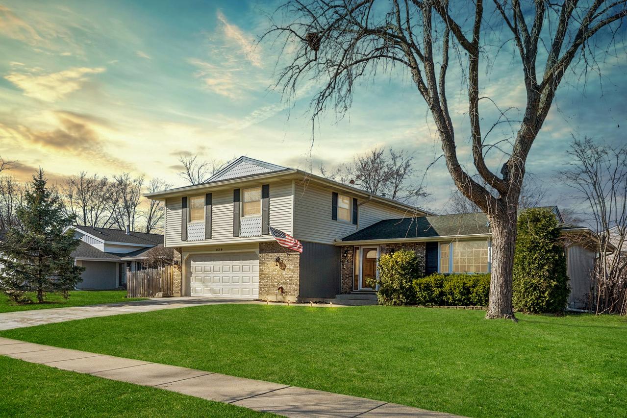 828 Harwich Ln., Schaumburg, IL 60194