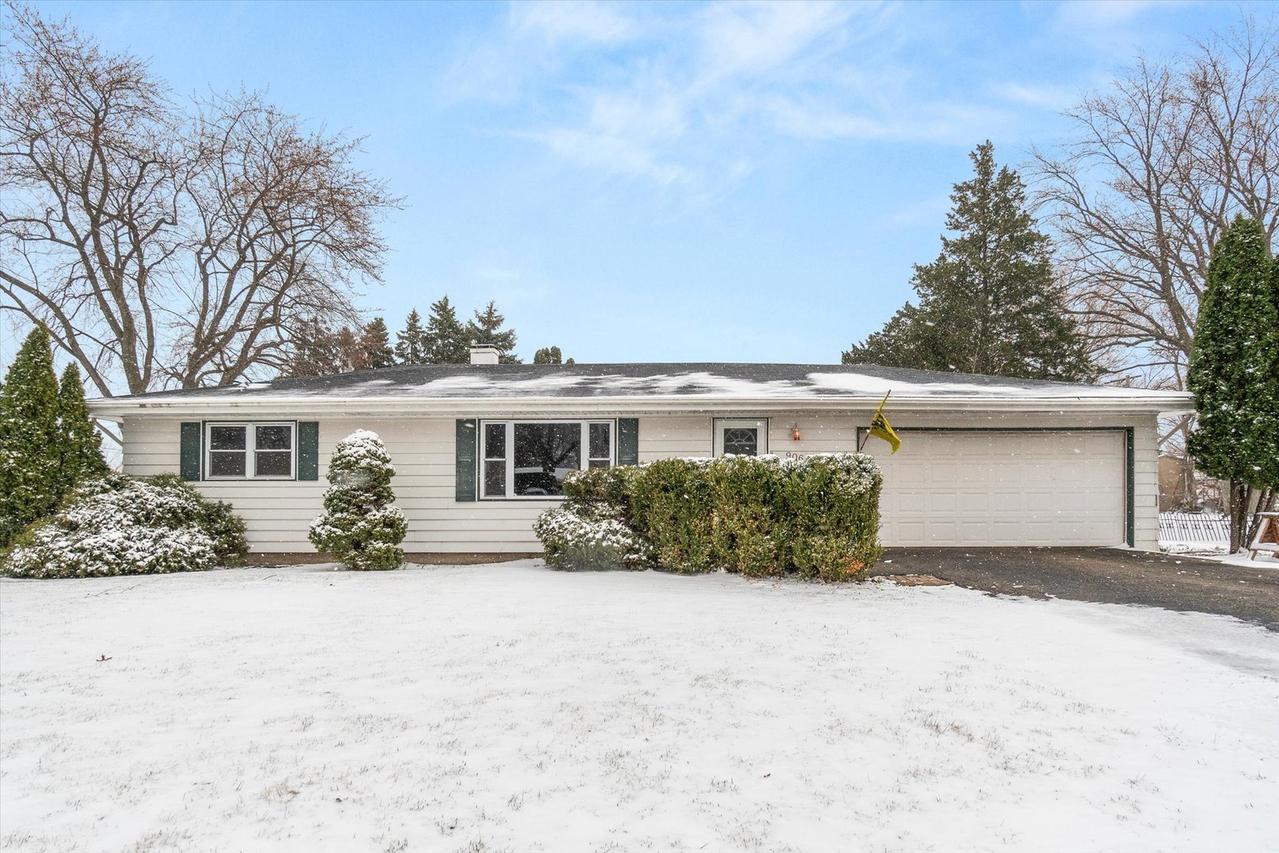 906 Lindenwood Dr., Aurora, IL 60506