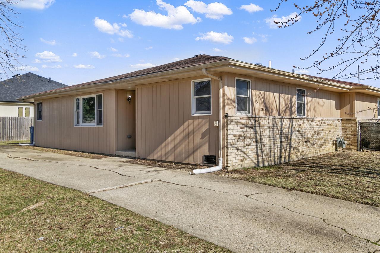 2466 Red Oak Tr., Crest Hill, IL 60435