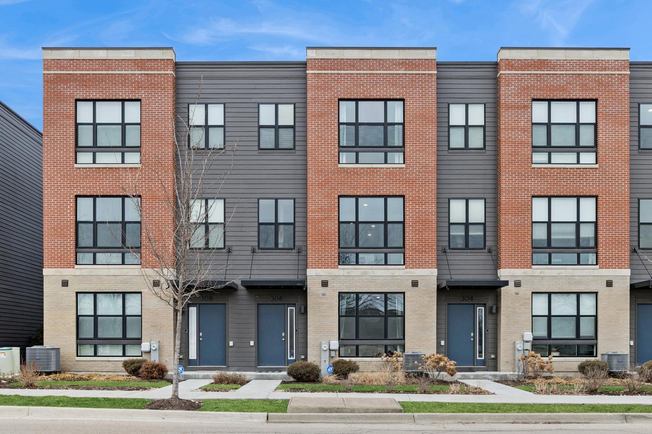 306 Summit Cir., Lombard, IL 60148