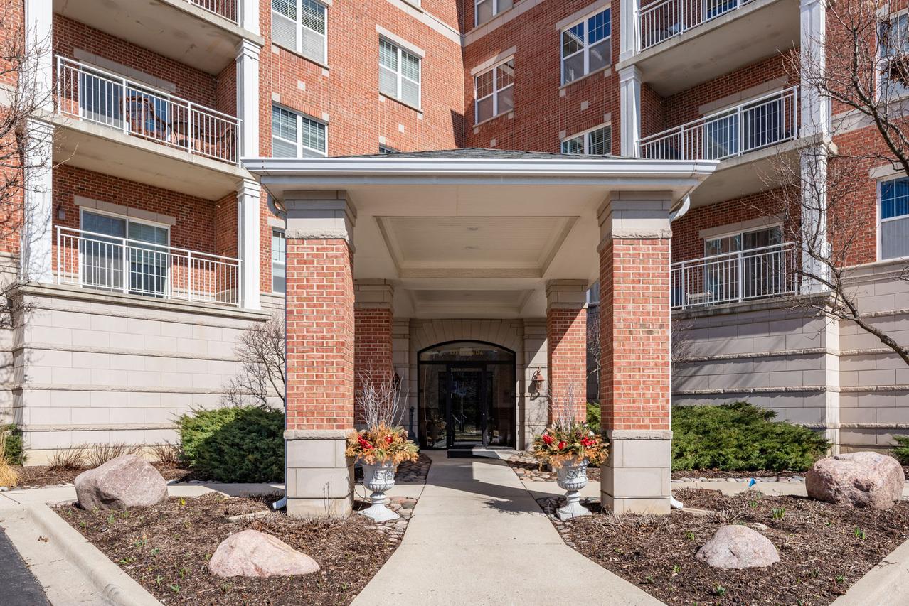 153 Pointe Dr. #201, Northbrook, IL 60062
