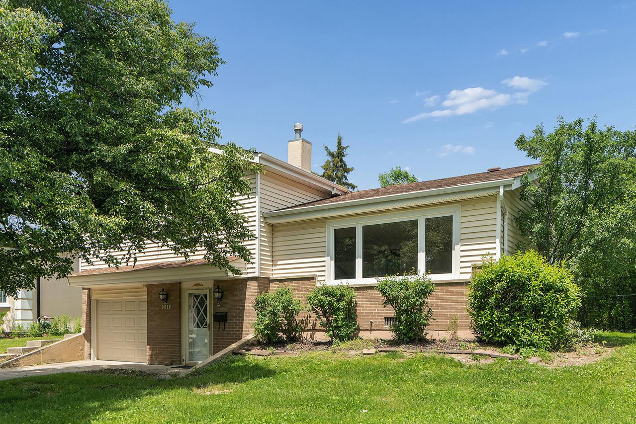 9018 Forest Ln., Hickory Hills, IL 60457