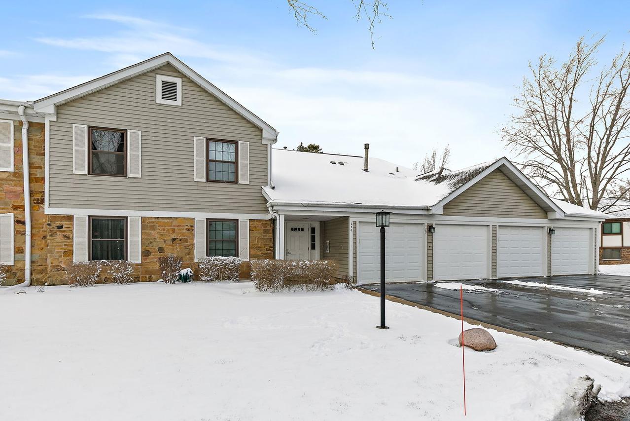 320 Woodbury Ct. #D1, Schaumburg, IL 60193