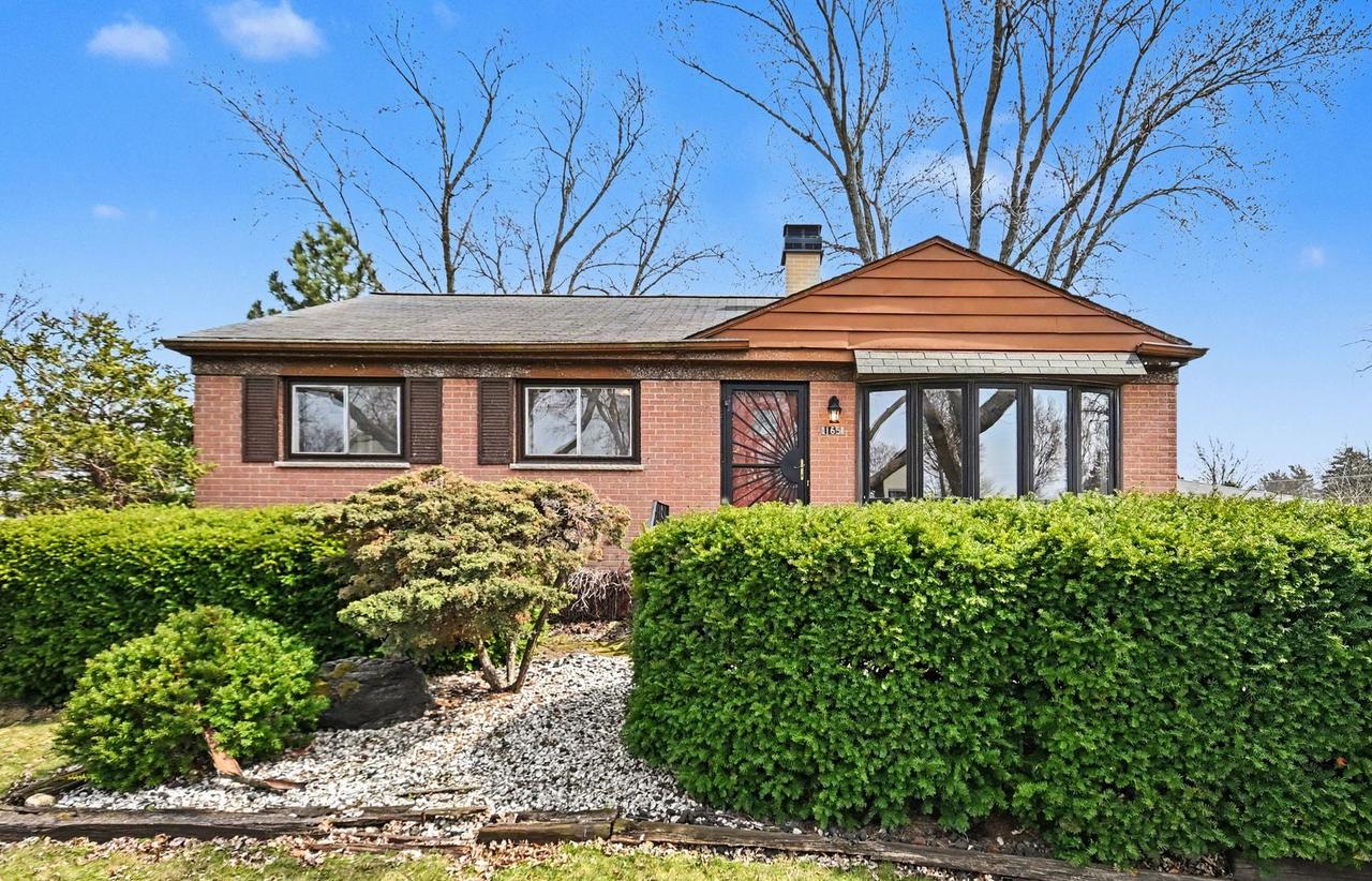 1S165 Buttercup Ln., Villa Park, IL 60181