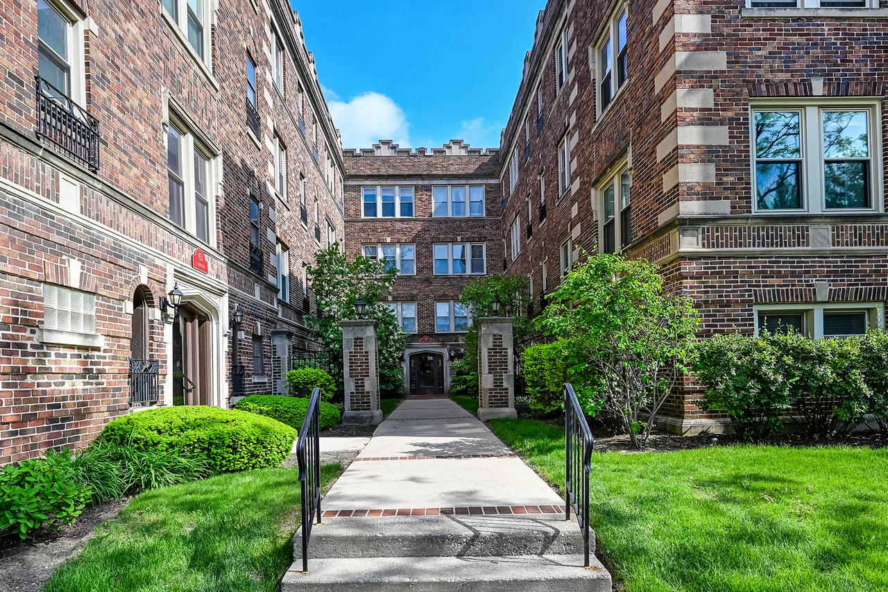 75 E Harris Ave. #3C, La Grange, IL 60525