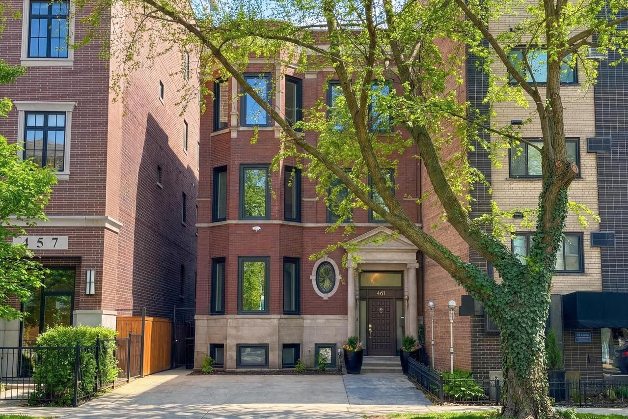 461 W Melrose St., Chicago, IL 60657