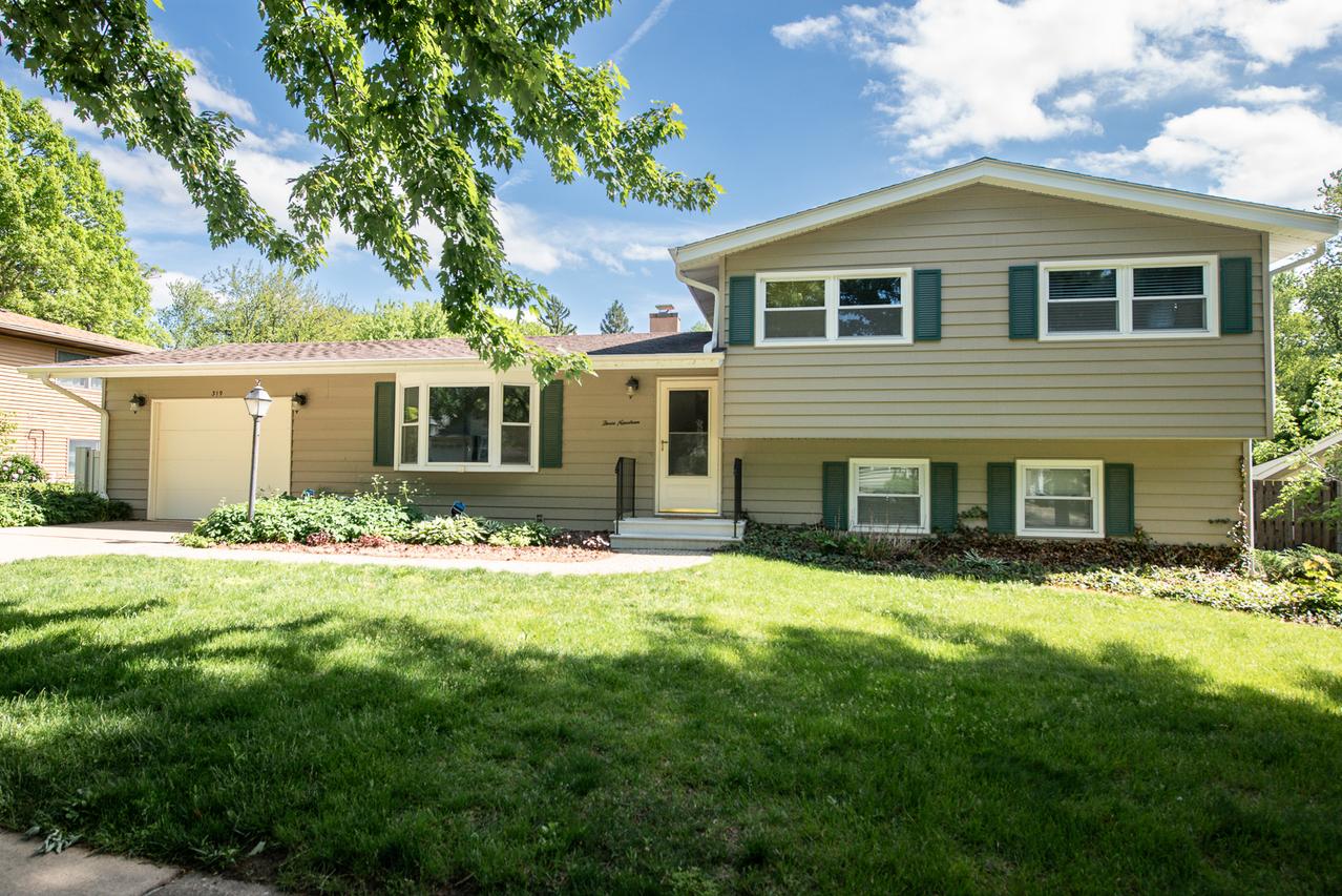 319 Jewel Ave., St. Charles, IL 60174
