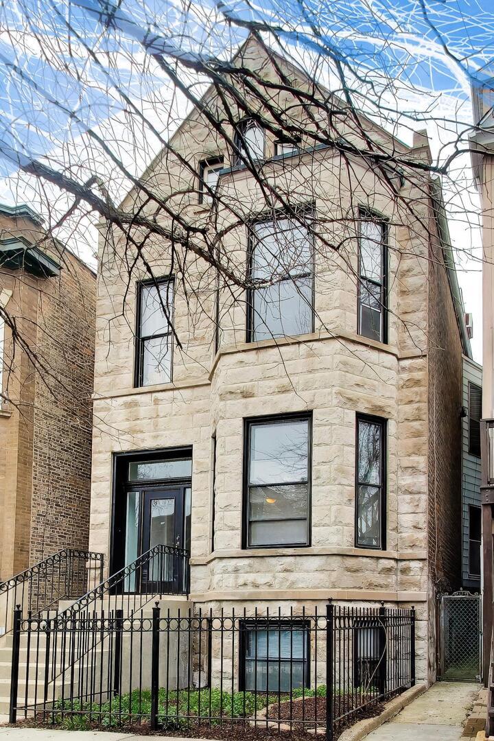 1322 W Barry Ave., Chicago, IL 60657