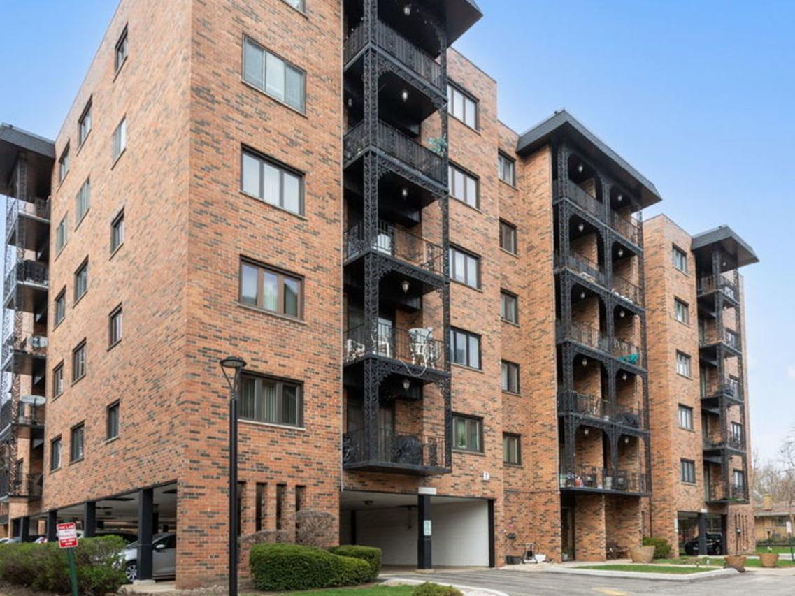 9332 Landings Ln. #203D, Des Plaines, IL 60016