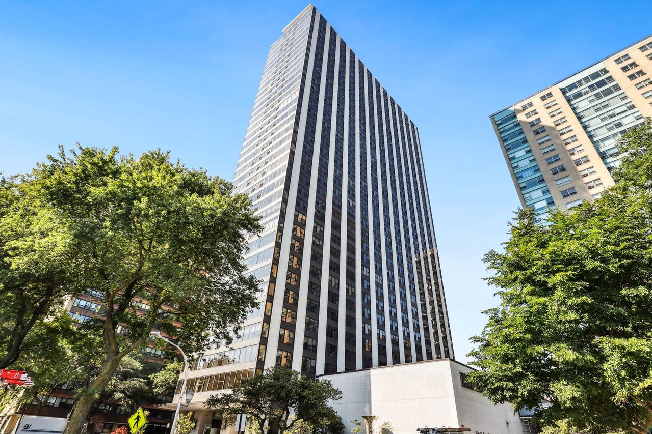 3150 N Lake Shore Dr. #8E, Chicago, IL 60657