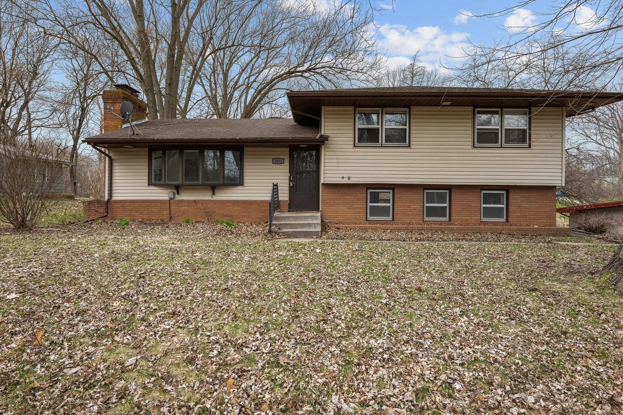 2412 W 3rd St., Coal Valley, IL 61240