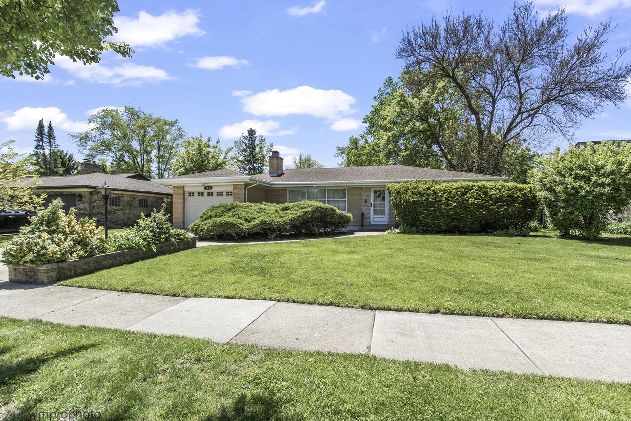109 W Berkshire Ln., Mount Prospect, IL 60056