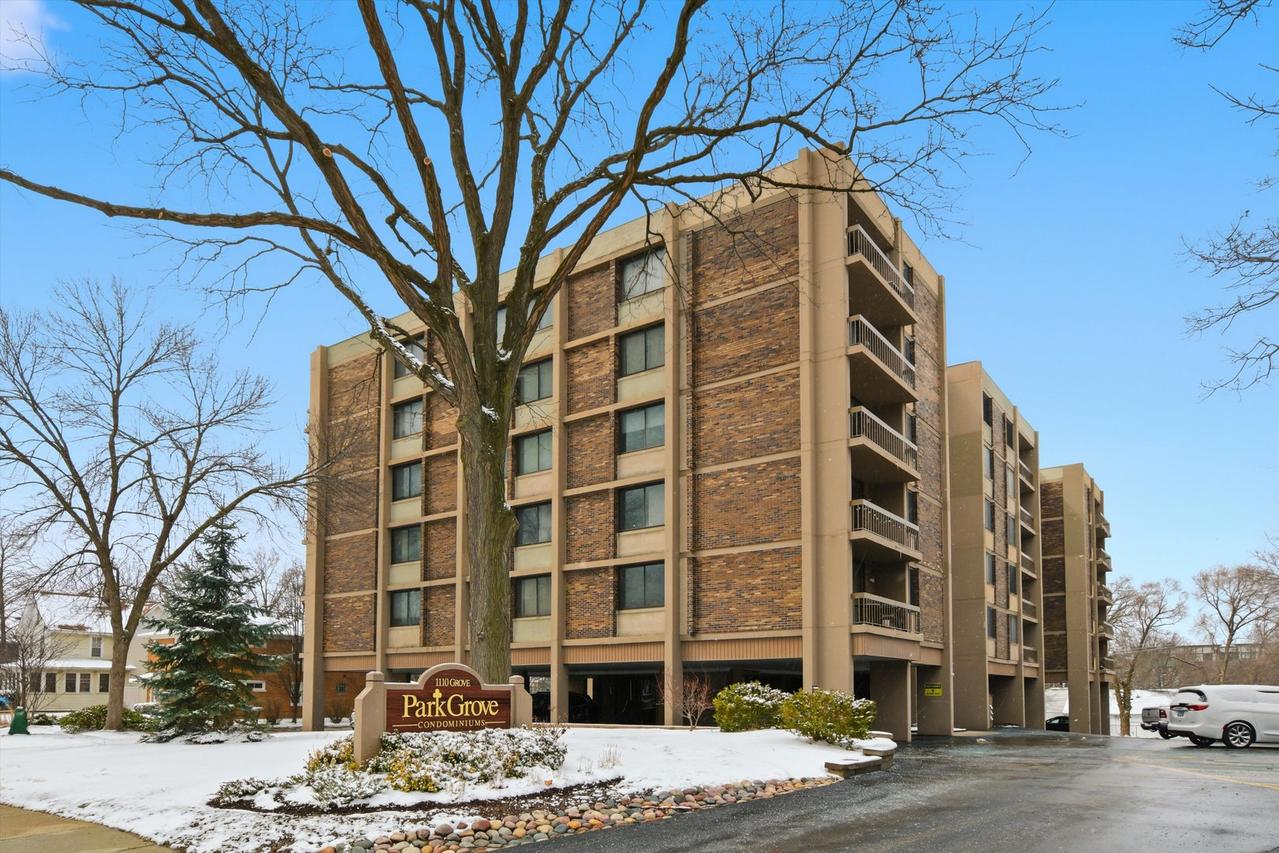 1110 Grove St. #2C, Downers Grove, IL 60515