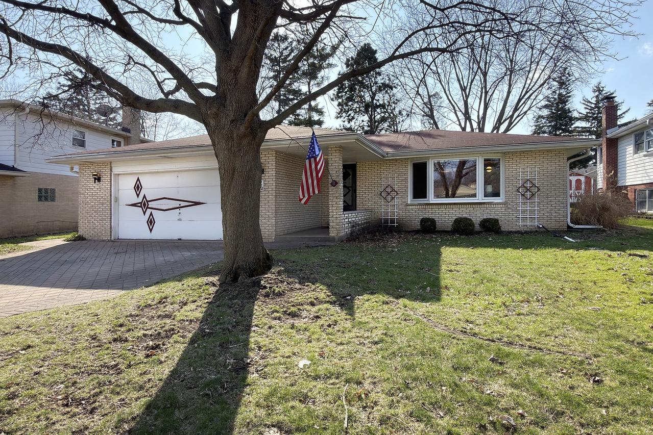 914 S Robert Dr., Mount Prospect, IL 60056