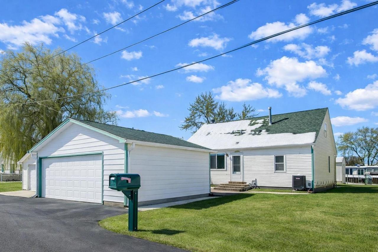 37464 N Terrace Ln., Spring Grove, IL 60081