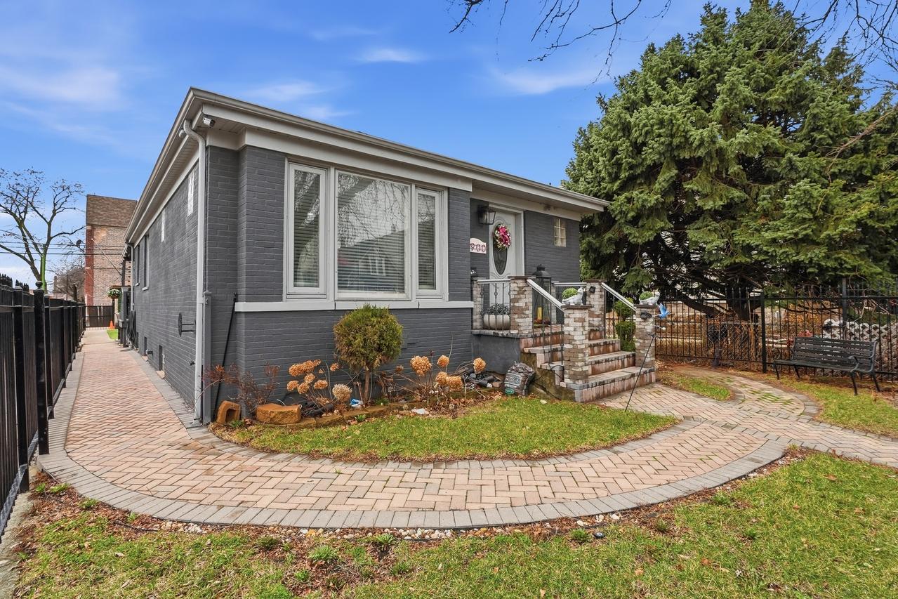 1900 N Kenneth Ave., Chicago, IL 60639