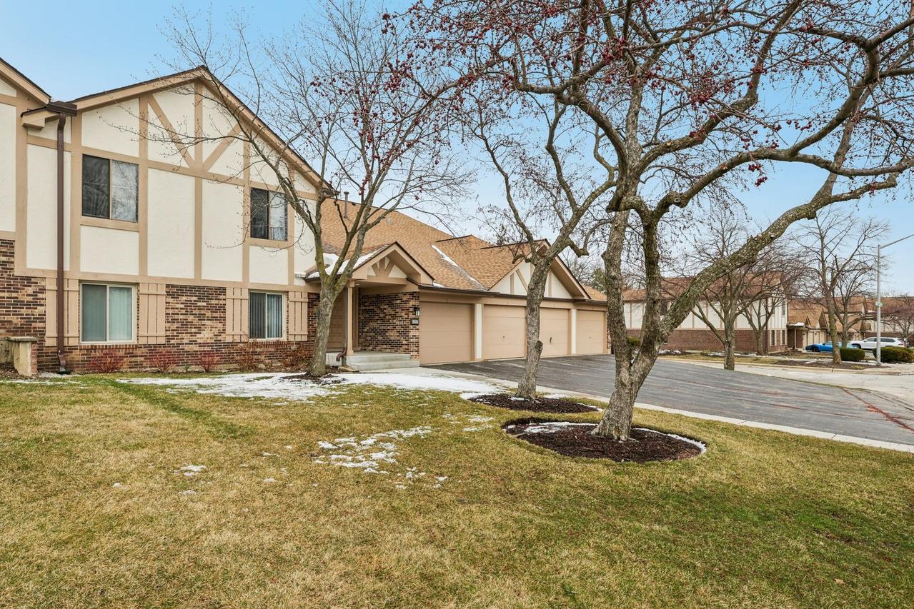 1200 Knottingham Ct. #2B, Schaumburg, IL 60193