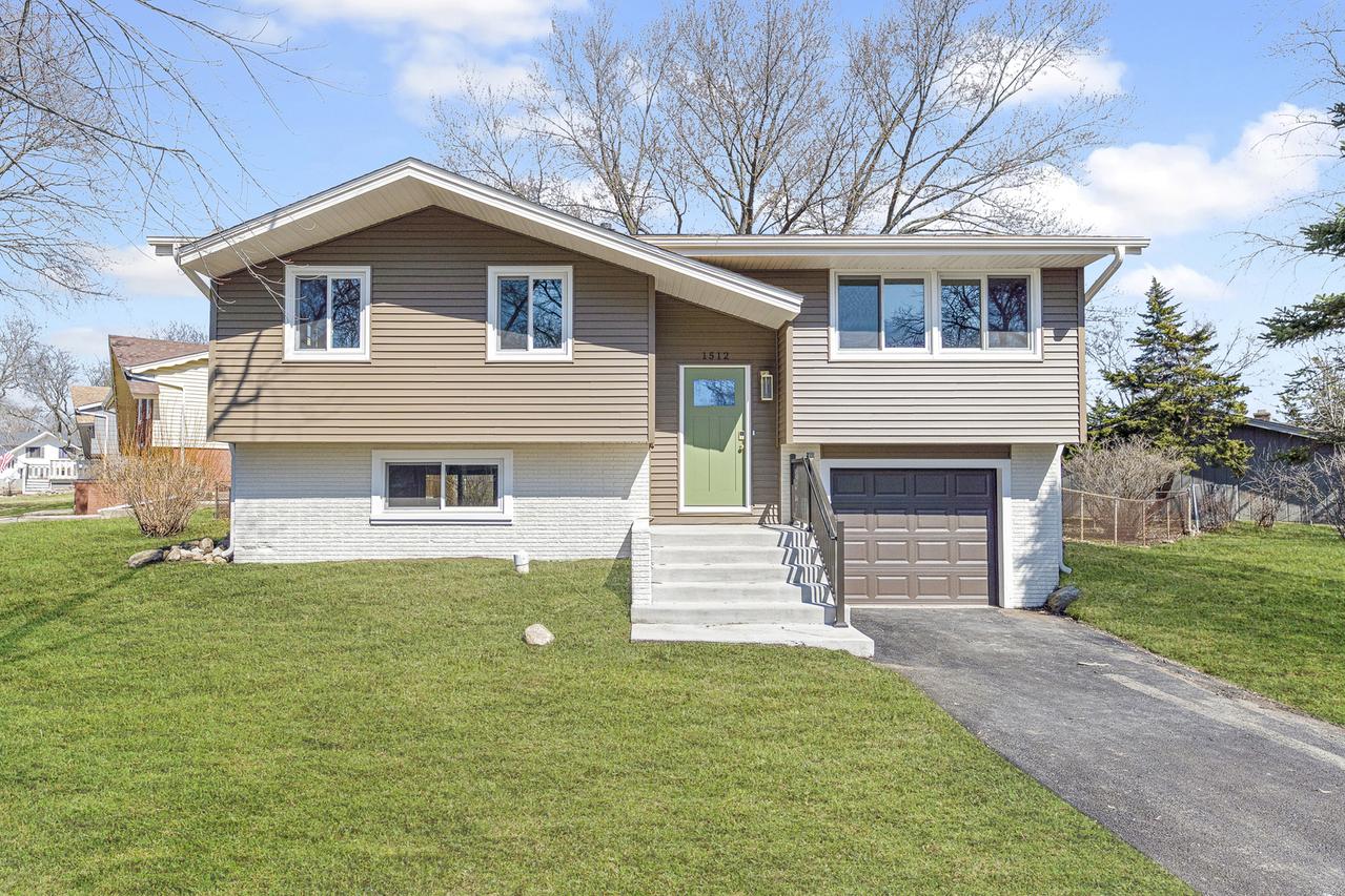 1512 Syracuse Ln., Schaumburg, IL 60193