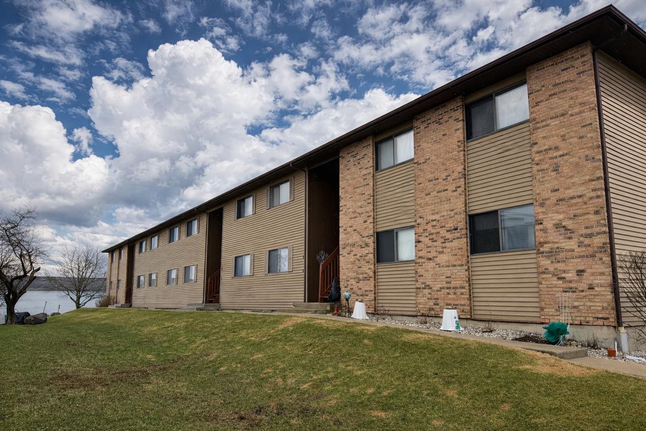 565 Dean Dr. #F, South Elgin, IL 60177