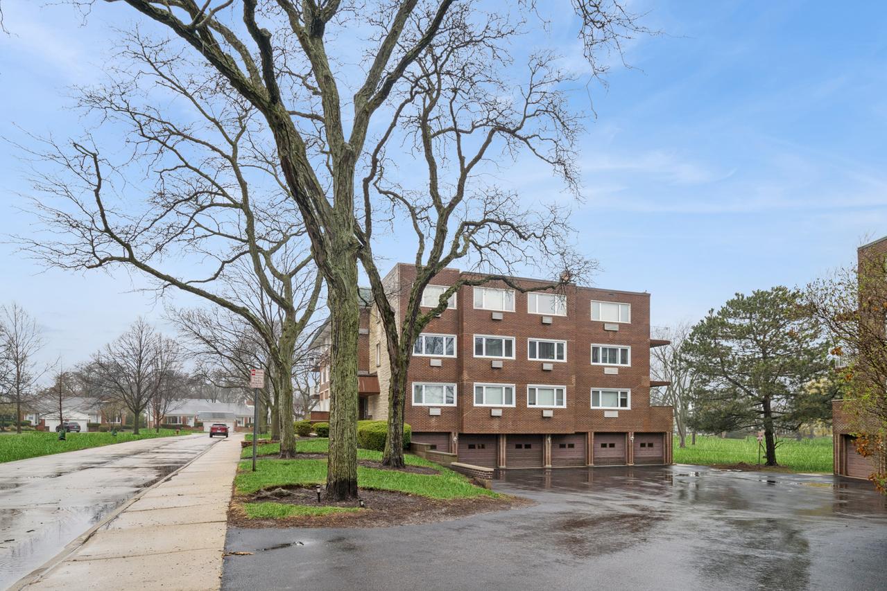 2700 E Bel Aire Dr. #303, Arlington Heights, IL 60004