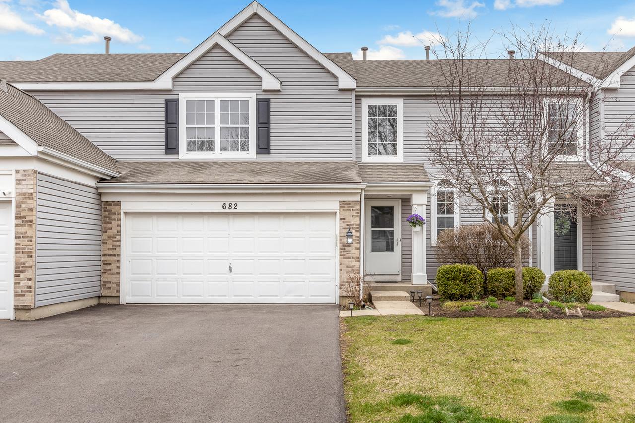 682 Silk Oak Ln., Crystal Lake, IL 60014