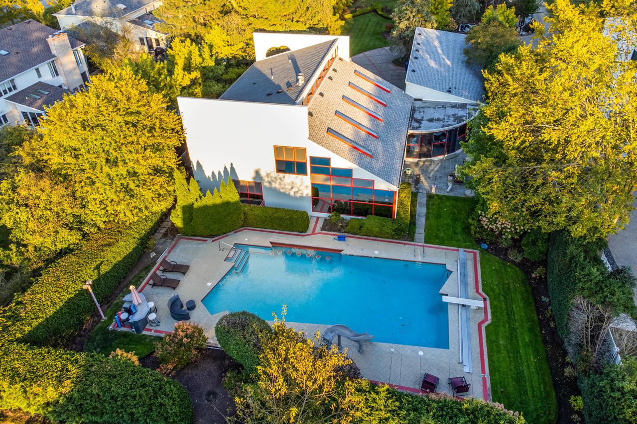 2100 Pfingsten Rd., Northbrook, IL 60062