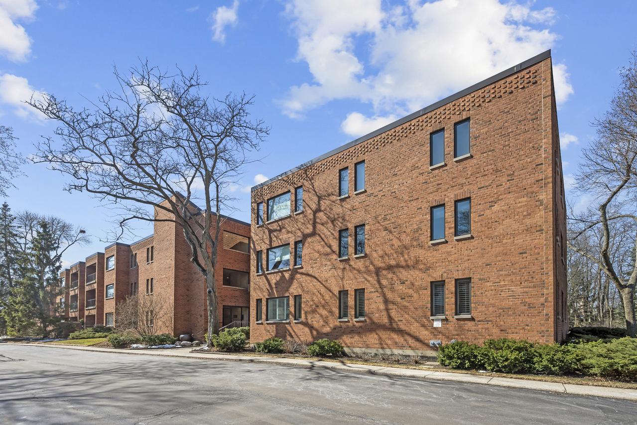 105 E Laurel Ave. #106, Lake Forest, IL 60045